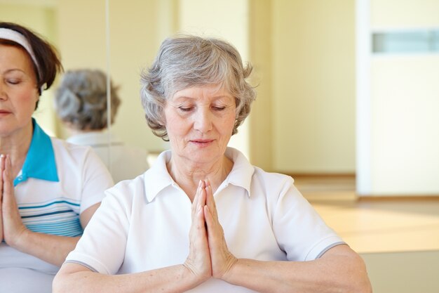 Femme en pose de yoga assis sur le sol