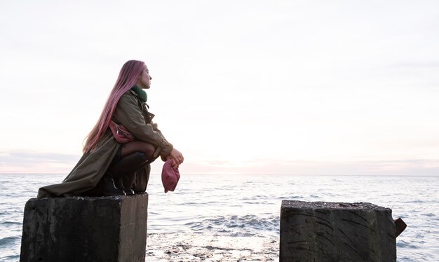 Femme, poser, à, bord mer, plein coup