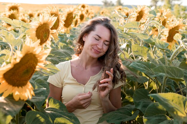 Femme, poser, dans, champ tournesol