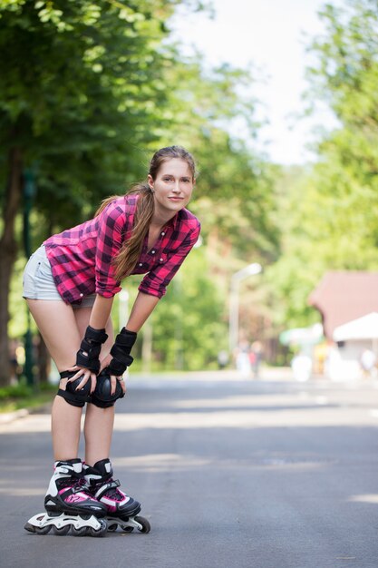 Femme, poser, dans parc, à, ses, lames