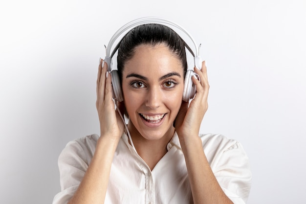 Femme, poser, écouteurs, Sourire