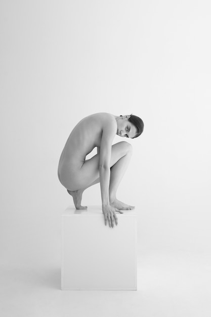 Photo gratuite femme, poser, noir blanc, nudité, vue côté