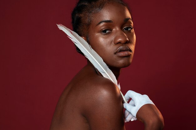 femme, poser, à, plume, vue côté