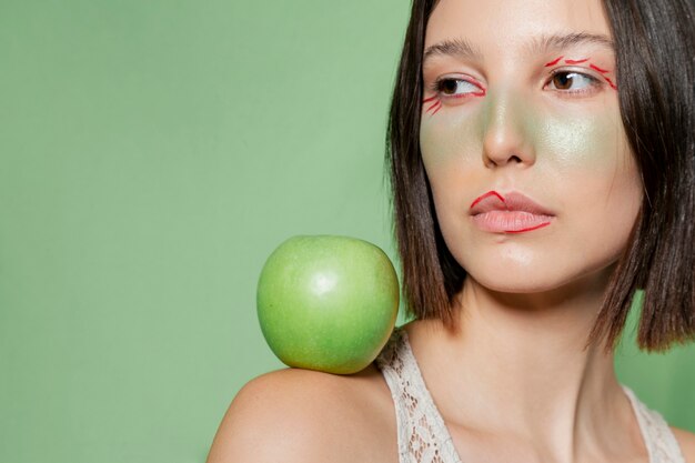 Femme, poser, pomme, épaule