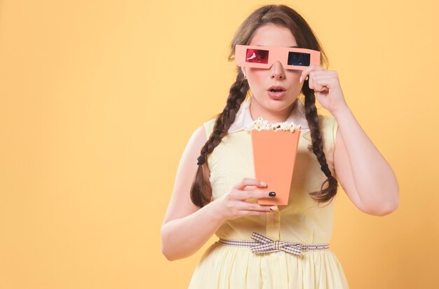 Femme, poser, quoique, Porter, film, lunettes, tenue, pop-corn