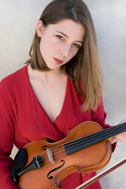 Photo gratuite femme, poser, quoique, tenue, violon