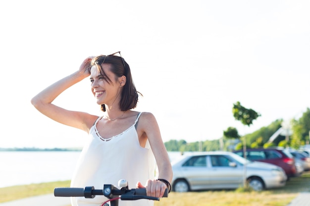 Femme, poser, scooter, regarder, loin