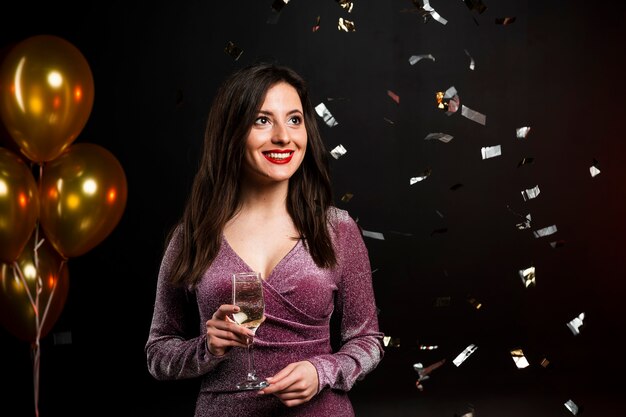 Femme, poser, verre champagne, confetti, à, fête