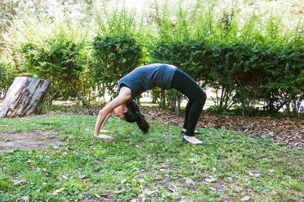 Femme en position de roue