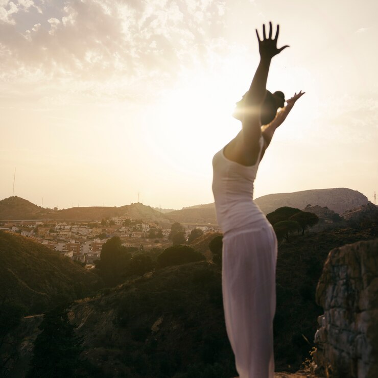 Photo gratuit femme à la position de yoga à bras ouverts