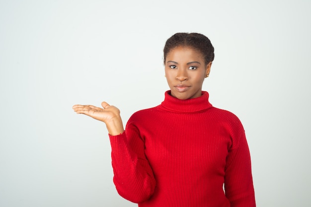 Femme positive portant un pull rouge