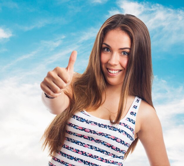 Femme avec un pouce vers le haut