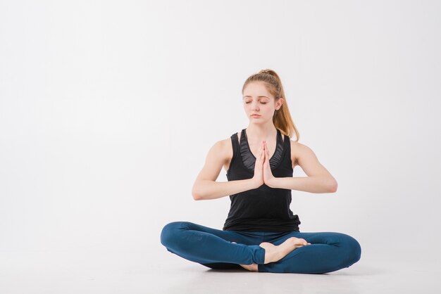 Femme pratiquant au yoga avec les yeux fermés