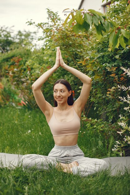 Femme pratiquant le yoga avancé dans un parc