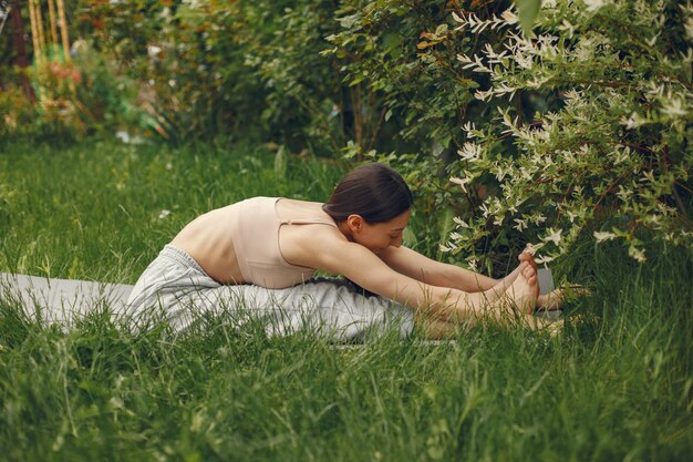 Femme pratiquant le yoga avancé dans un parc