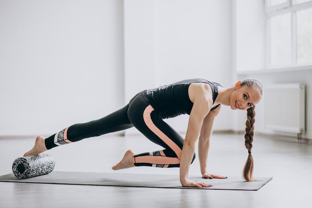 Femme Pratiquant Le Yoga Sur Un Tapis