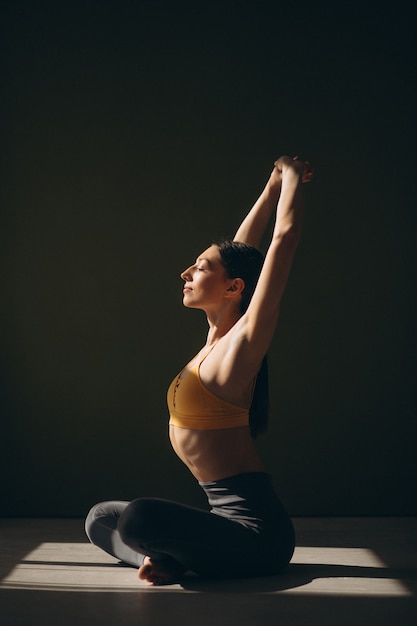 Femme pratiquant le yoga