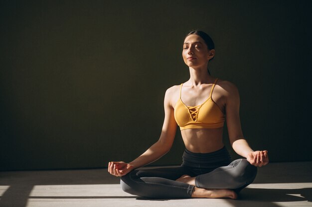 Femme pratiquant le yoga