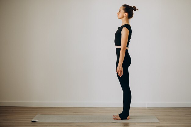 Femme pratique le Pilates au gymnase de yoga