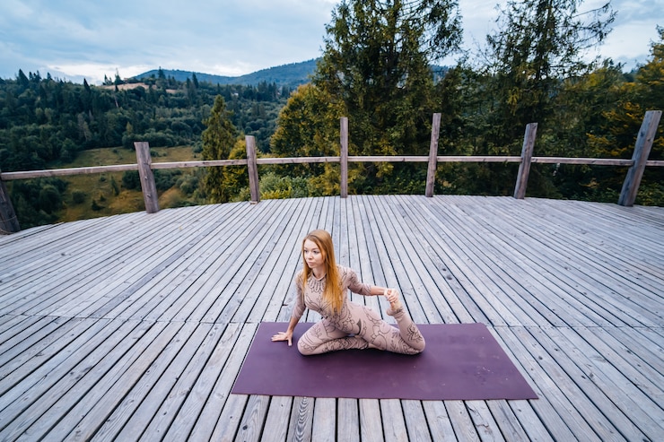 Photo gratuit une femme pratique le yoga le matin sur une terrasse au grand air.
