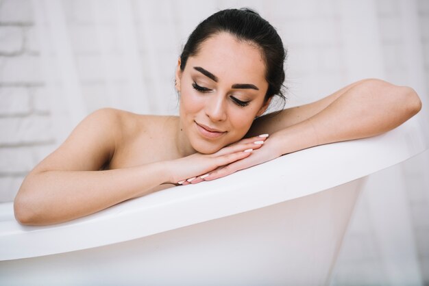 Femme prenant un bain relaxant dans un spa