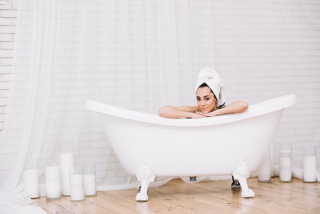 Femme prenant un bain relaxant dans un spa