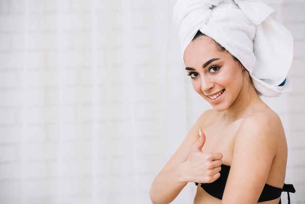 Femme prenant un bain relaxant dans un spa