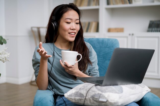 Femme prenant des cours d'apprentissage en ligne