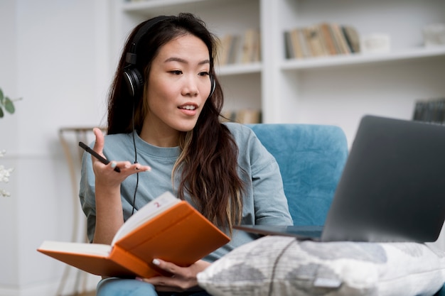 Femme prenant des cours d'apprentissage en ligne