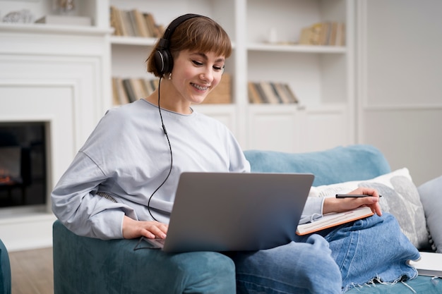 Femme prenant des cours d'apprentissage en ligne