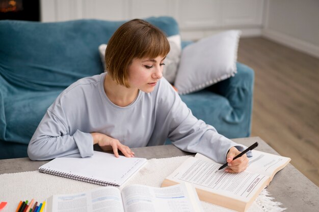 Femme prenant des cours d'apprentissage en ligne