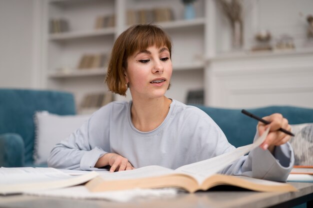 Femme prenant des cours d'apprentissage en ligne