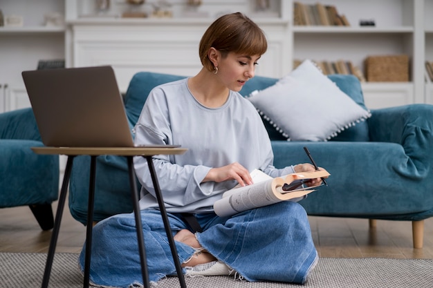 Femme prenant des cours d'apprentissage en ligne