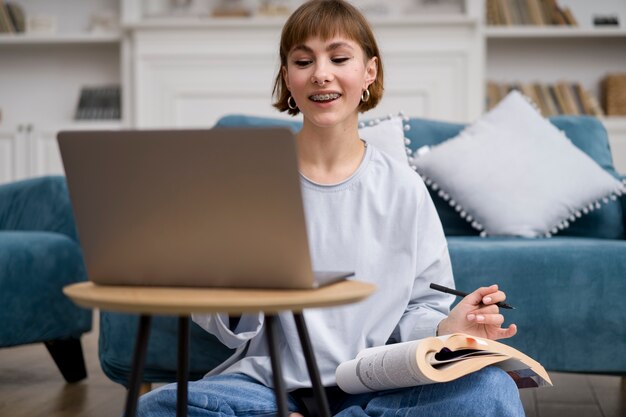 Femme prenant des cours d'apprentissage en ligne