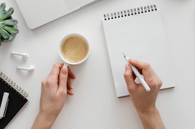 Femme prenant des notes sur un bloc-notes