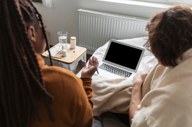 Photo gratuite femme prenant des notes du médecin de son amie