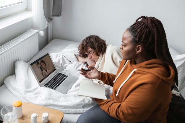 Femme prenant des notes du médecin de son amie