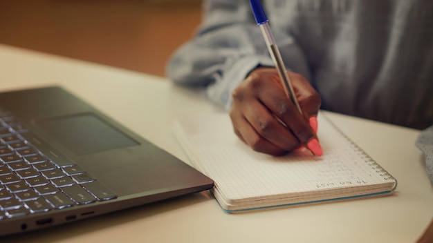 Photo gratuite femme prenant des notes d'idées manuscrites