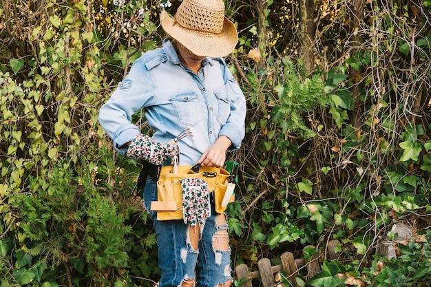 Femme prenant des outils du sac