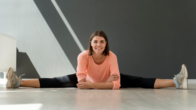 Femme prenant part au cours de zumba