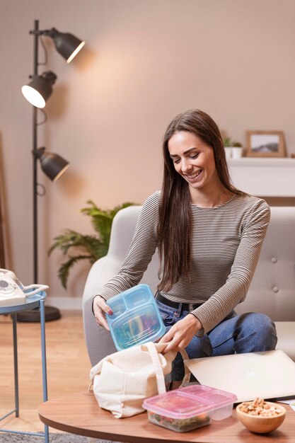 Femme prenant une pause du travail et préparez-vous à manger