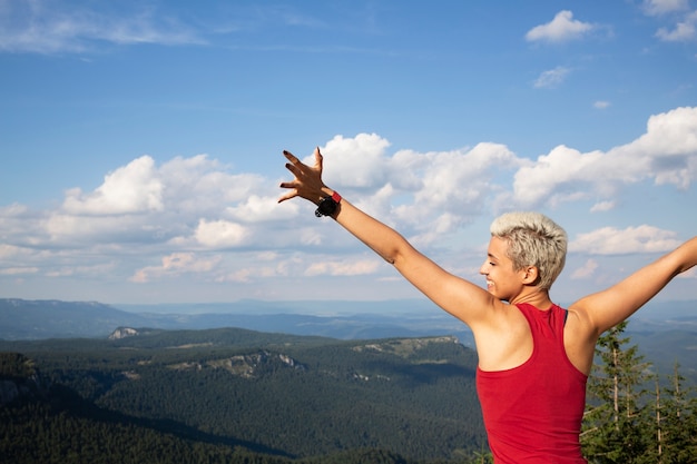 Photo gratuite femme prenant une pause de l'exécution