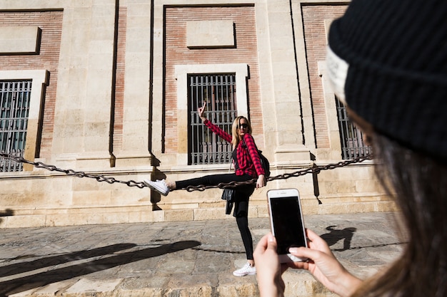 Femme prenant la photo d&#39;un ami sur la chaîne