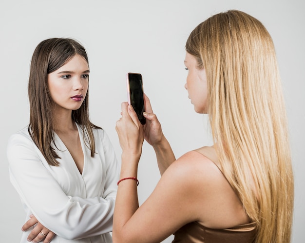 Femme prenant une photo du modèle