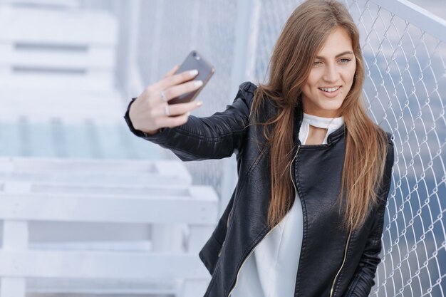 Femme prenant une photo d&#39;elle-même en souriant