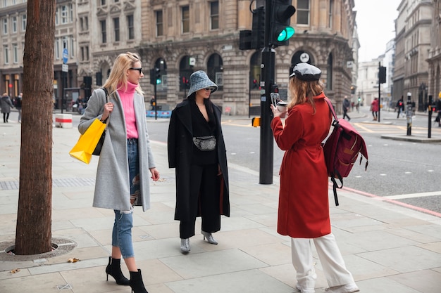 Femme prenant une photo d'influenceur dans la ville