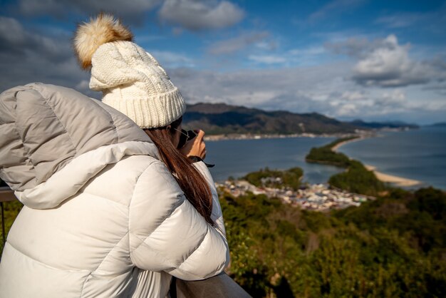 Femme prenant une photo prise par derrière