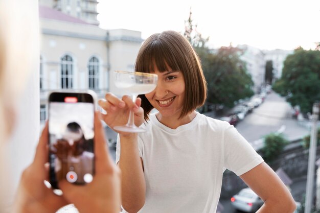 Femme prenant une photo de son amie