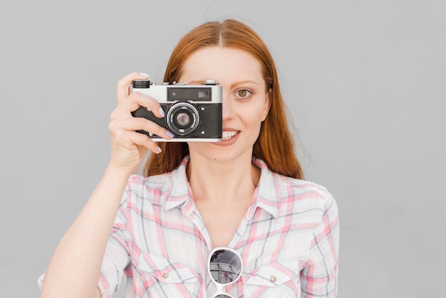 Femme prenant une photo en studio