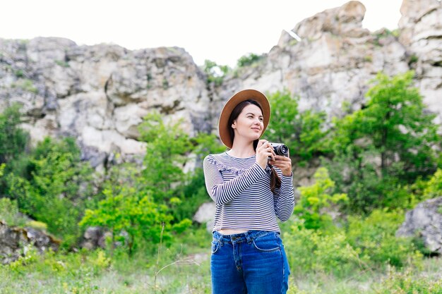 Femme prenant des photos dans la nature